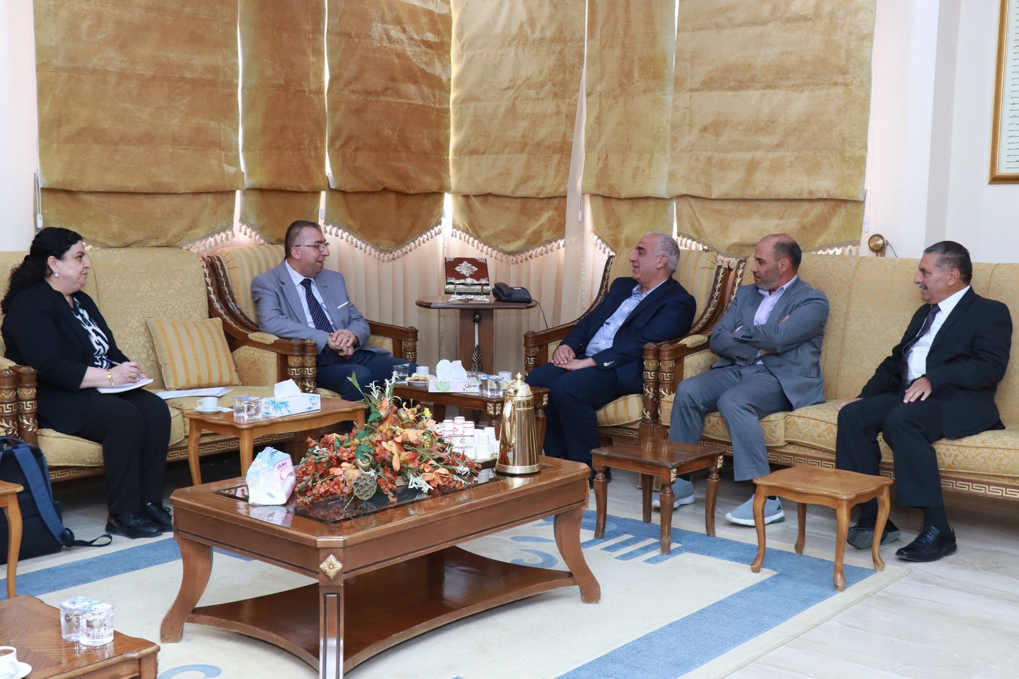  وفد من 